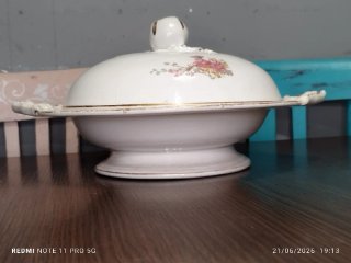 Pieza de porcelana antigua con detalles dorados