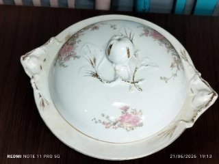Pieza de porcelana antigua con detalles dorados