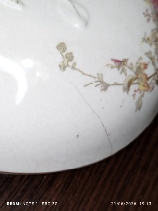 Pieza de porcelana antigua con detalles dorados