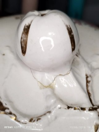Pieza de porcelana antigua con detalles dorados