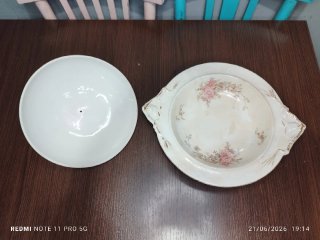 Pieza de porcelana antigua con detalles dorados