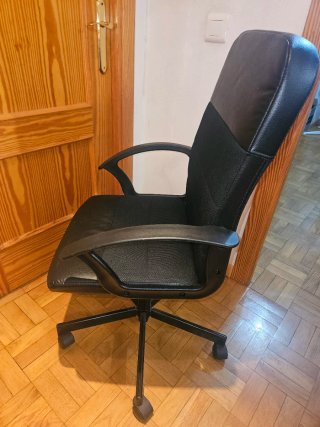Silla de oficina Ikea negra. Poco uso, como nueva.
