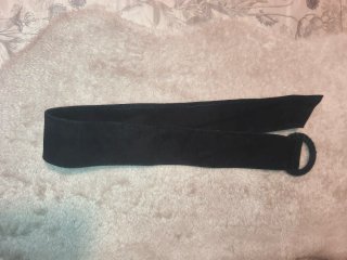 Cinturón negro con anilla