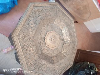 Mesa octogonal de metal y cristal