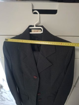 Traje de chaqueta gris con rayas finas