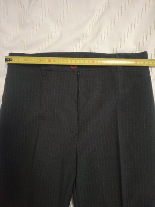 Traje de chaqueta gris con rayas finas