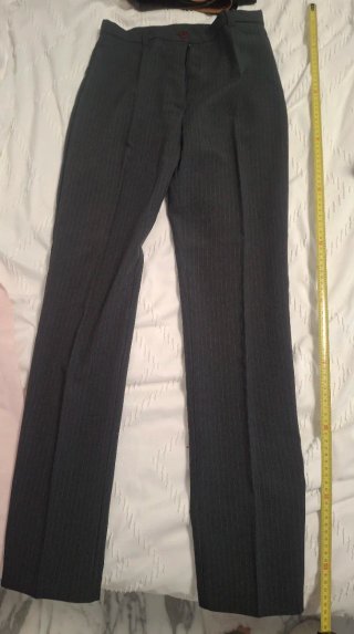 Traje de chaqueta gris con rayas finas