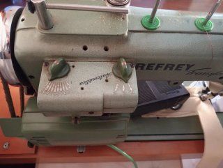 Máquina de coser Refrey