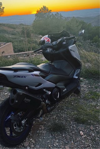 Tmax 560 Icon Grey 2022 Extras Akrapovic
