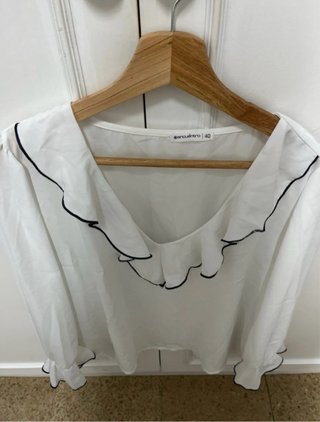 Camisa blanca manga larga con volantes
