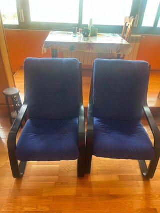 2 Sillones azules con estructura de madera