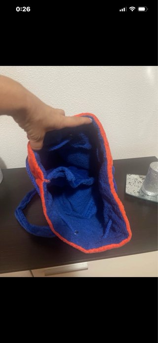 Mochila de felpa azul y naranja