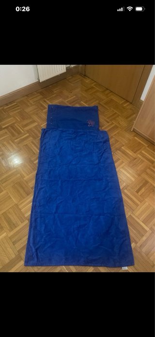 Mochila de felpa azul y naranja