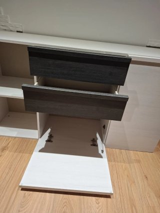 Cómoda blanca de madera con cajones