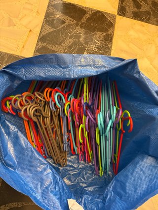 Lote de 55 perchas de plástico de colores
