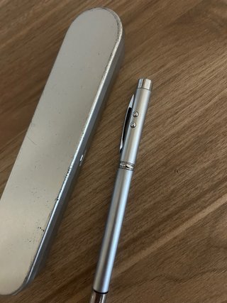Penna telescopica con puntatore laser