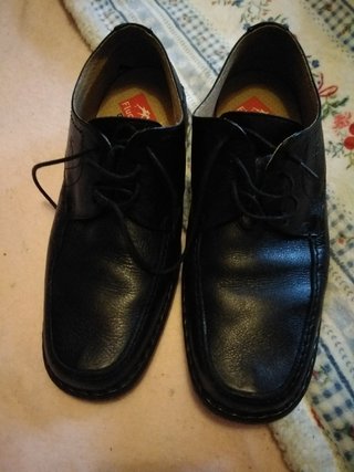 Sapatos masculinos pretos de couro