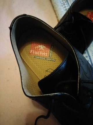Sapatos masculinos pretos de couro