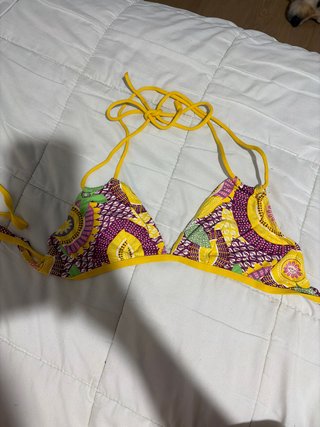 Top bikini amarillo con estampado floral