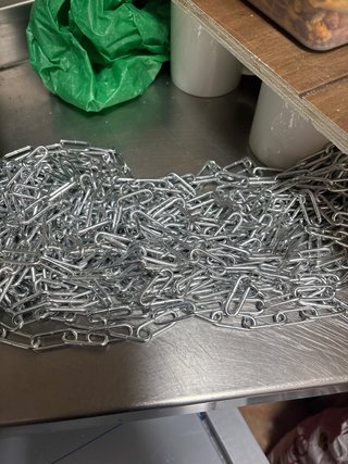 Dos cadenas metálicas de 15 metros cada una.