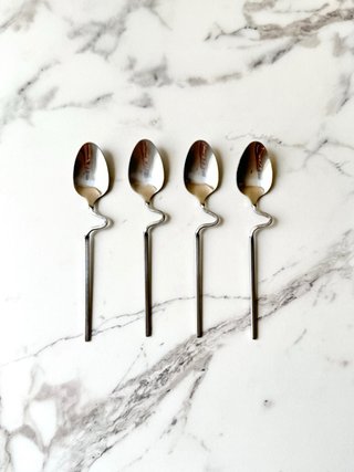Juego de 4 cucharas de metal cromado de diseño