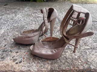 Zapatos de tacón beige/dorados T37 5€ el par