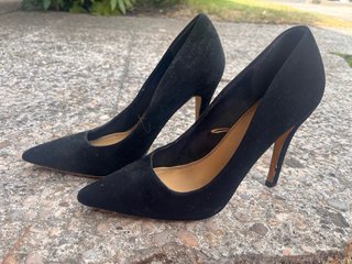 Zapatos de tacón beige/dorados T37 5€ el par