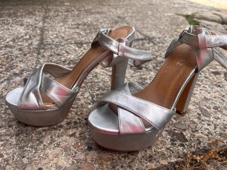 Zapatos de tacón beige/dorados T37 5€ el par