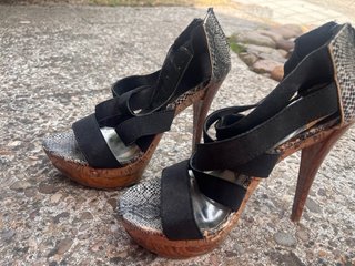 Zapatos de tacón beige/dorados T37 5€ el par