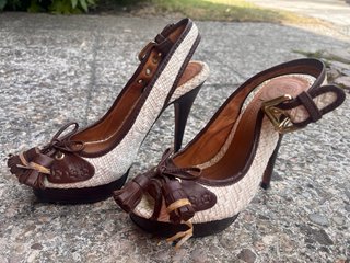 Zapatos de tacón beige/dorados T37 5€ el par
