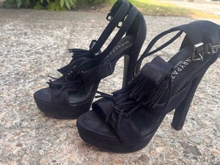 Zapatos de tacón beige/dorados T37 5€ el par