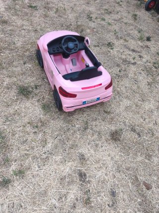 Coche a batería rosa casi sin uso.
