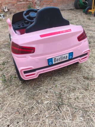 Coche a batería rosa casi sin uso.