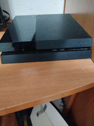 PS4 (PlayStation 4) con 2 giochi