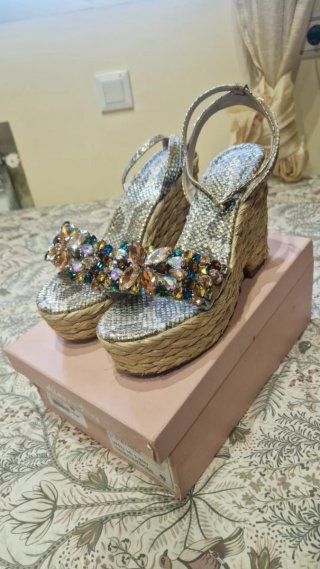 Sandalias doradas con pedrería