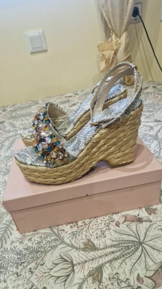 Sandalias doradas con pedrería