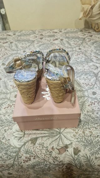 Sandalias doradas con pedrería