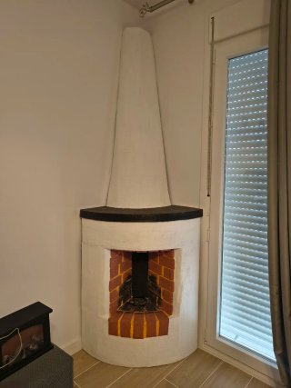 Chimenea de esquina blanca y negra