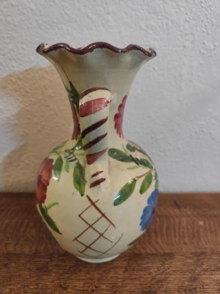 Jarrón de cerámica pintado a mano