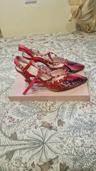 Zapatos de tacón con tachuelas