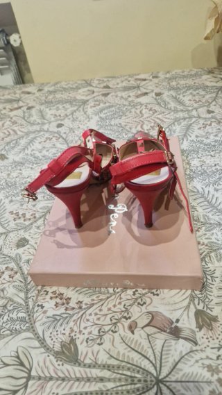 Zapatos de tacón con tachuelas