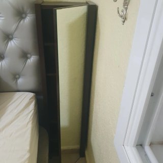 Estantería de madera oscura con espejo