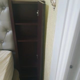 Estantería de madera oscura con espejo