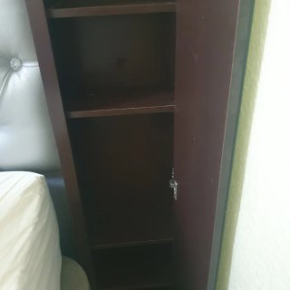 Estantería de madera oscura con espejo