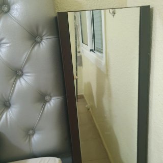 Estantería de madera oscura con espejo