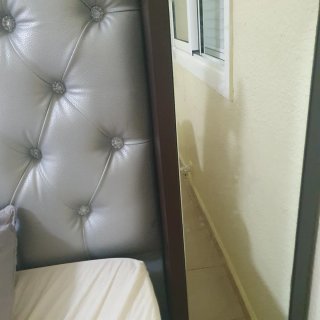 Estantería de madera oscura con espejo