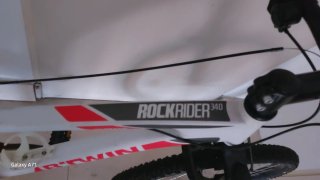 Bicicleta Btwin Blanca con Detalles Rosas