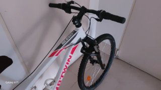 Bicicleta Btwin Blanca con Detalles Rosas
