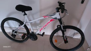 Bicicleta Btwin Blanca con Detalles Rosas