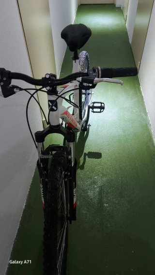 Bicicleta Btwin Blanca con Detalles Rosas